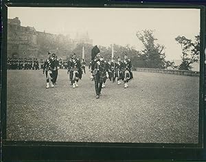 Écosse, Édimbourg, Défilé militaire devant le château d'Édimbourg, ca.1900, Vintage silver print