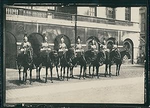 Écosse, Édimbourg, Cavaliers militaires en rang, ca.1900, Vintage silver print