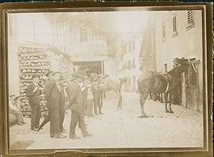 Italie, Milan, Hommes et chevaux dans une cour, ca.1900, Vintage citrate print