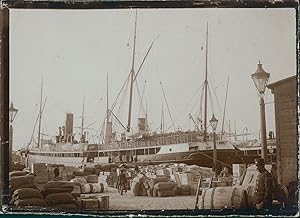 France, Marseille, Un bateau marchand à quai dans le port de Marseille, ca.1900, Vintage citrate ...