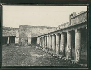 Italie, Pompéi, Colonnade entourant un square, ca.1900, Vintage silver print