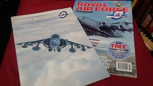 Imagen del vendedor de ROYAL AIR FORCE 2001 MAGAZINE & YEARBOOK a la venta por Paraphernalia Books 'N' Stuff