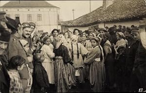 Bild des Verkufers fr Foto Ansichtskarte / Postkarte Serbien, Soldaten und Serben auf einem Marktplatz, I. WK zum Verkauf von akpool GmbH