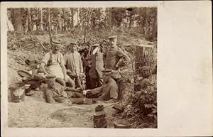 Foto Ansichtskarte / Postkarte Deutsche Soldaten beim Essen, Feldbesteck, Grube, I. WK