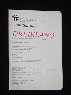 Immagine del venditore per Programmzettel Theater der Freundschaft 1983/84. Urauffhrung DREIKLANG - EIN KONZERTSPIEL von Wefelmeyer/ Ensikat. Spielleitung: Joachim Siebenschuh, musikal. Einstud.: Hans Ostarek/ Heinz-Peter Khler, techn. Ltg.: Siegfried Scharnefsky. Es spielen und singen Renate Pick, Rdiger Sander und Mario Schneidenbach venduto da Fast alles Theater! Antiquariat fr die darstellenden Knste