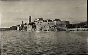 Bild des Verkufers fr Ansichtskarte / Postkarte Rab Kroatien, Blick vom Meer zur Stadt mit Stadtmauer, Kirchturm zum Verkauf von akpool GmbH