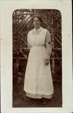 Foto Ansichtskarte / Postkarte Krankenschwester in Dienstuniform, Standportrait