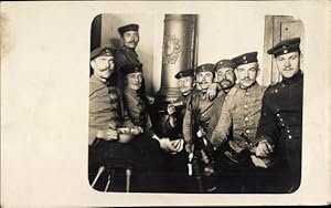 Foto Ansichtskarte / Postkarte Deutsche Soldaten in Uniformen, Ofen, Gruppenportrait, Bierflasche