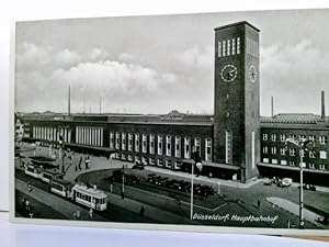 AK Düsseldorf. Hauptbahnhof. Gebäudeansicht, Straßenpartie, Autos, Straßenbahn, Passanten, Turm m...