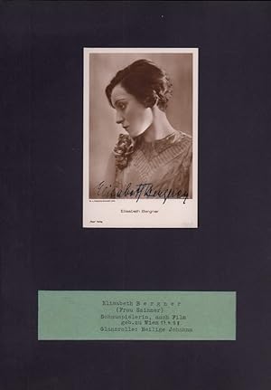 Porträtfotografie mit vollem eigenh. Namenszug "Elisabeth Bergner" im unteren Bildrand. Foto von ...