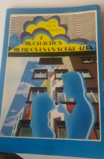 Bild des Verkufers fr Dos muchachos metidos en un sobre azul zum Verkauf von La Leona LibreRa