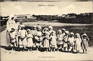 Ansichtskarte / Postkarte Missions d'Afrique, un Groupe d'Orphelines, Missionarin, Kinder