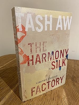 Immagine del venditore per The Harmony Silk Factory ++++ A SIGNED UK LIMITED EDITION PAPERBACK - FIRST PRINTING ++++ venduto da Zeitgeist Books