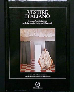 Bild des Verkufers fr Vestire Italiano. 40 anni di moda nelle immagini dei grandi fotografi. A cura di Eva Paola Amendola con un saggio di Arturo Carlo Quintavalle. zum Verkauf von Harteveld Rare Books Ltd.