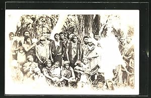 Postcard Venezuela, Indianische Ureinwohner lauschen einem westlichen Besucher /Missionar