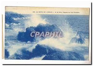 Bild des Verkufers fr Carte Postale Ancienne Au bord de l'ocan A la cote vagues sur les rochers zum Verkauf von CPAPHIL