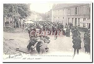 Houdan Carte Postale Ancienne Entrée de la rue St Mathieu le jour de la Foire (reproduction)