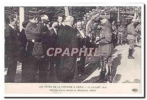 Imagen del vendedor de Les ftes de la victoire a PAris 14 juillet 1919 Carte Postale Ancienne Remise d'une gerbe au marechal Foch (reproduction) a la venta por CPAPHIL