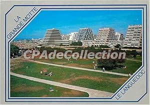 Bild des Verkufers fr Carte Postale Semi Moderne La Grande Motte La Ville de l'An 2000 Le Point Zero avec a l'arriere plan les immeubles zum Verkauf von CPAPHIL