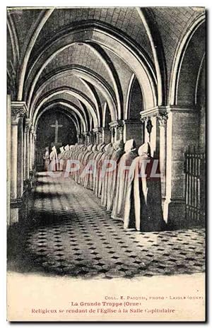 Carte Postale Ancienne La Grande Trappe Orne Religieux se redant de l'Eglise a la Salle Capitulaire