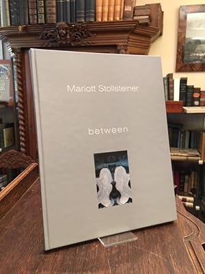 Seller image for Mariott Stollsteiner : between. (Publikation zur Ausstellung Isart Galerie Mnchen; Galerie Schppenhauer Kln). for sale by Antiquariat an der Stiftskirche