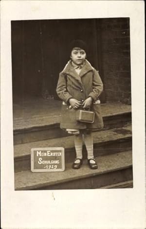 Foto Ansichtskarte / Postkarte Mädchen Edith am ersten Schultag 1929, Mantel, Treppenstufen