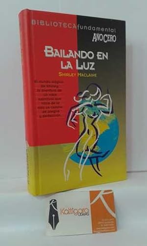 Image du vendeur pour BAILANDO EN LA LUZ mis en vente par Librera Kattigara