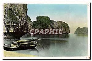 Bild des Verkufers fr Carte Postale Ancienne Nord Vietnam Rochers et Sampan dans la Baie d'Along zum Verkauf von CPAPHIL