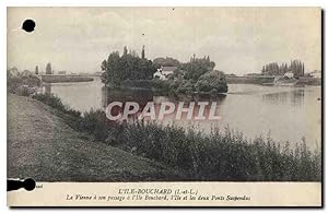 Bild des Verkufers fr Carte Postale Ancienne L'le Bouchard La Vienne a son Passagea l'le Bouchard l'le et les deux Ponts Suspendus zum Verkauf von CPAPHIL