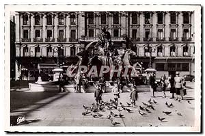 Seller image for Carte Postale Ancienne Lyon La Fontaine Bartholdi et les Pigeons de la Place des Terreaux for sale by CPAPHIL