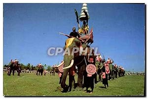 Bild des Verkufers fr Carte Postale Moderne The former glory of colourfully arrayes elephants goid into battle is reenacted during the annua zum Verkauf von CPAPHIL