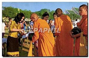 Carte Postale Moderne New year's festival in Royal ground Snam Luang to give food alms to bonzes