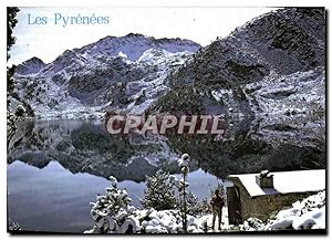 Carte Postale Moderne Les Pyrenees Le refuge au bord du Lac