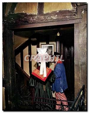 Bild des Verkufers fr Carte Postale Moderne La Normandie Couple en costume regional dans le cadre de la plus vieille auberge de France zum Verkauf von CPAPHIL