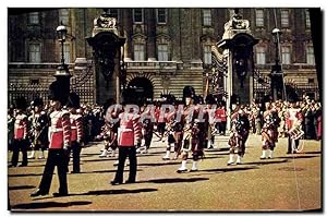 Seller image for Carte Postale Moderne Drummers and Pipers of the Guards leading the Old Guard from Buckingham Palace for sale by CPAPHIL