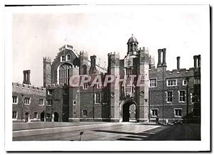 Seller image for Carte Postale Moderne Hampton Court Palace Anne Boleyn's Gateway and the Great Hall from the Base Court for sale by CPAPHIL