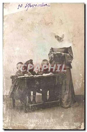 Image du vendeur pour Carte Postale Ancienne Bonnes Soeurs Enfant Religieuse mis en vente par CPAPHIL