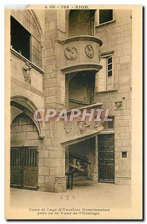 Imagen del vendedor de Carte Postale Ancienne Riom Cour et Cage d'Escalier Renaissance pres de la Tour de l'Horloge a la venta por CPAPHIL