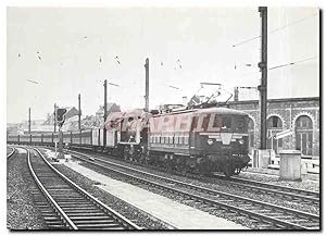 Bild des Verkufers fr Carte Postale Moderne Remorque d'un train (machine  vapeur et voiture GC) par une locomotive lctrique zum Verkauf von CPAPHIL