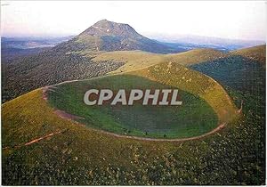 Image du vendeur pour Carte Postale Moderne Les Volcans d'Auvergne Le Cratere du Puy de Pariou Au loin le Puy de Dome mis en vente par CPAPHIL