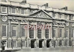 Seller image for Carte Postale Moderne Hamptron Court Palace Middlesex The East Front designed by Sir Christopher Wren for sale by CPAPHIL