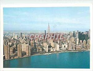 Carte Postale Moderne Aerial view Mid Manhattsan with East in Foreground New York City