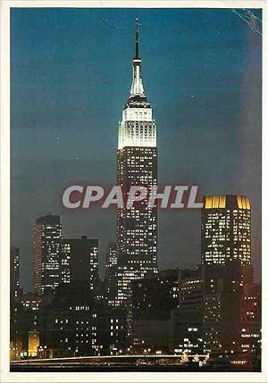 Image du vendeur pour Carte Postale Moderne New York Sky The Empire State Building lighing up the New York City mis en vente par CPAPHIL
