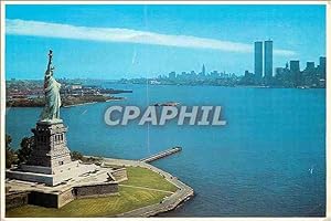 Carte Postale Moderne New York City The Statue of Liberty with the lower Manhattan skyline in the...