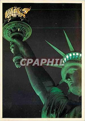 Carte Postale Moderne a close up view of the head and torch of the statue of liberty brilliantly ...