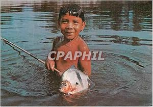 Imagen del vendedor de Carte Postale Moderne Brasil Nativo Cocoti laupiti boy of the Tuatuari river with Pacu fish caught by himself a la venta por CPAPHIL