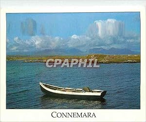 Carte Postale Moderne Connemara Small traditional fishing boat in Mannin Bay near Clifden with th...