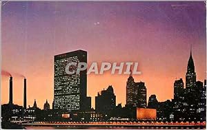 Seller image for Carte Postale Moderne United Nations Building at Night Wiht Empire State Building at Left and Crysler Buildingat Right New York City for sale by CPAPHIL