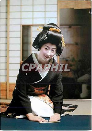Carte Postale Moderne Geisha Highly Trained Professional Entertainer of Japan is Seen With a Form...