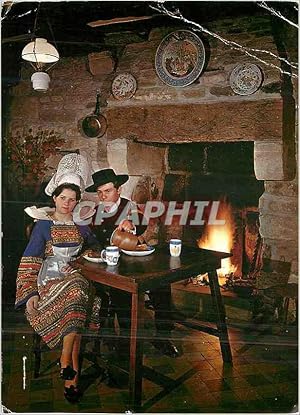 Bild des Verkufers fr Carte Postale Moderne Bretagne Pittoresque Folklore Aupres de l'atre Kiz Fouen et Glazik costumes de Cornouaille zum Verkauf von CPAPHIL